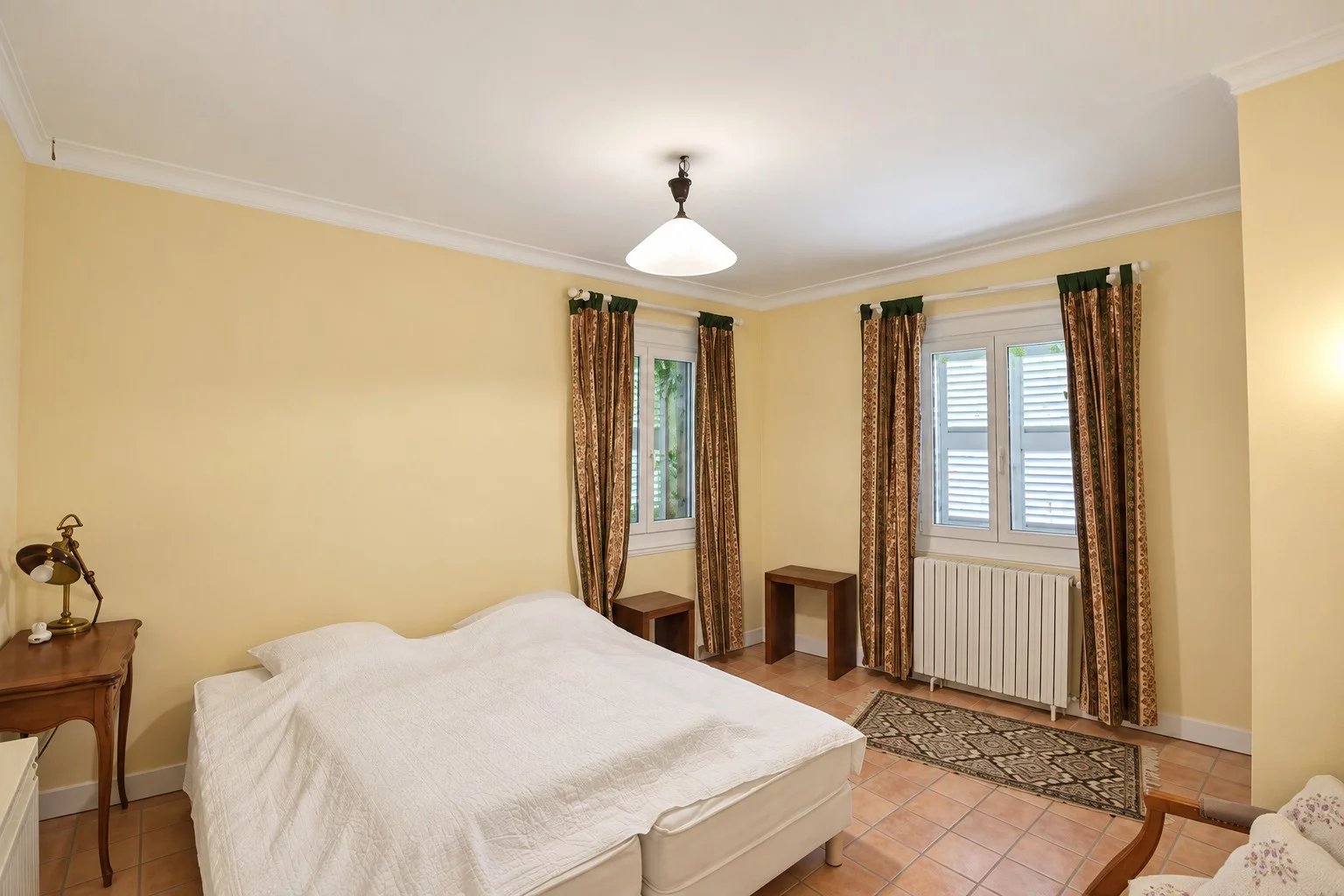 Room in a Provençal property in Callian Room in a Provençal property in Callian, with bed, curtains and windows.