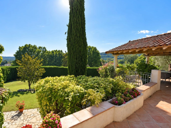 Garden and terrace of a Provençal property in Callian, with swimming pool and greenery.