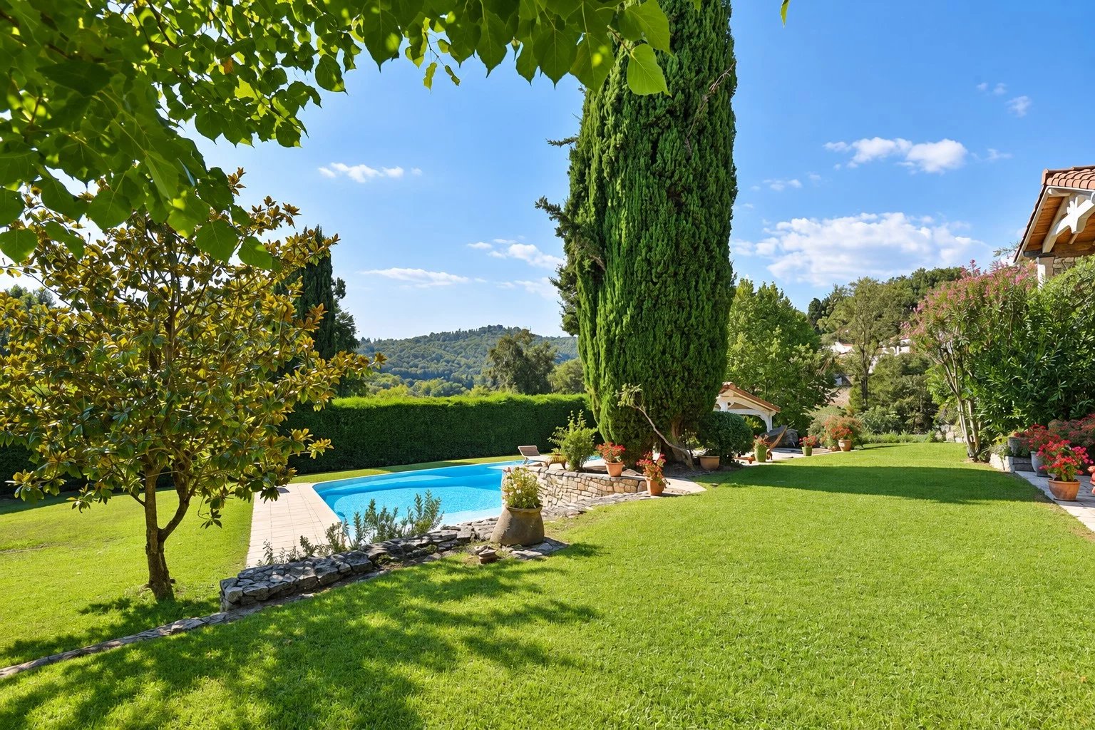 Provençal property with swimming pool Lush garden with infinity pool and trees in Callian