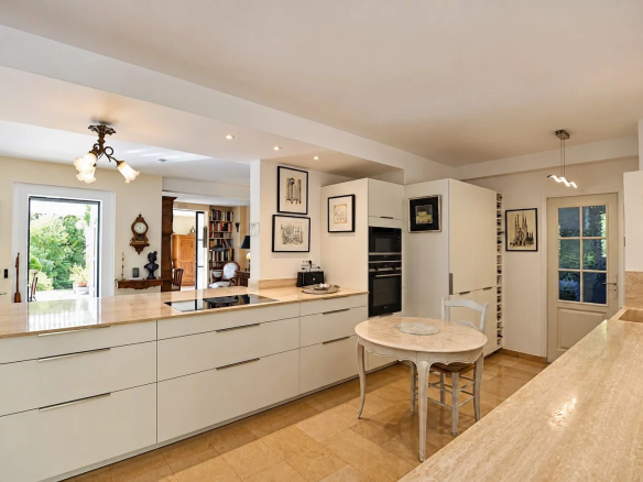 Cuisine moderne et lumineuse d'une villa à Tourrettes avec accès à l'extérieur.
