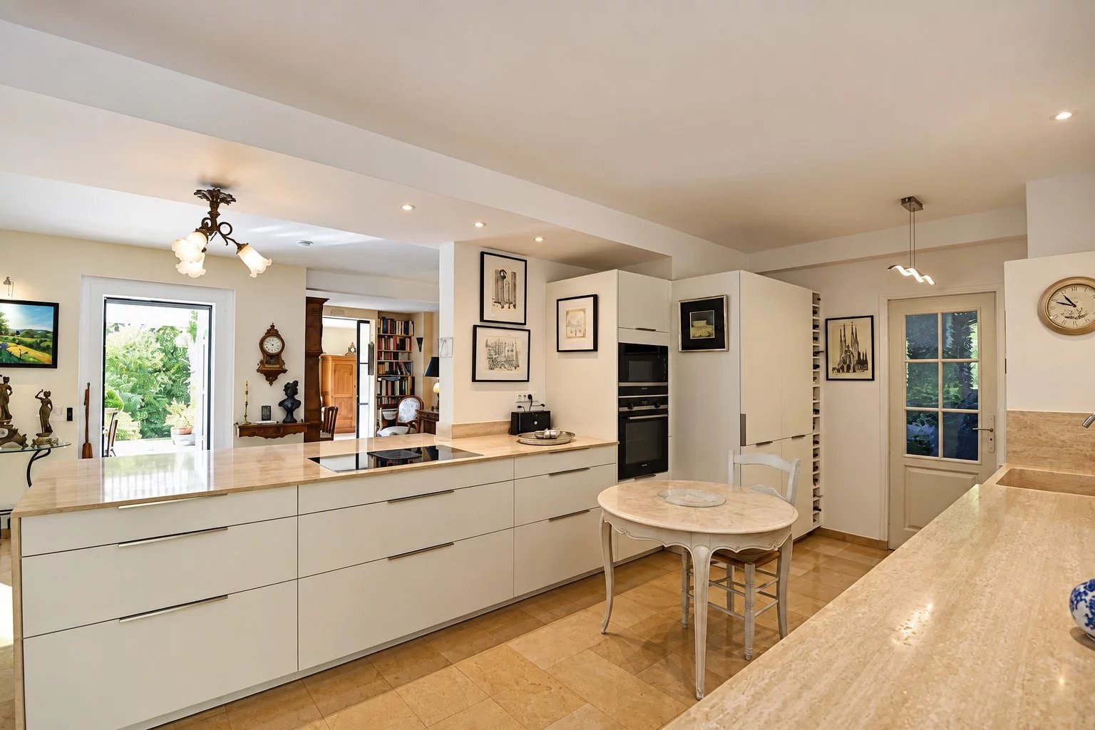Cuisine moderne et lumineuse d'une villa à Tourrettes avec accès à l'extérieur.