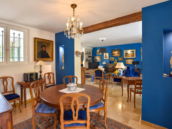 Intérieur d'une villa à Tourrettes avec salle à manger et salon décorés.