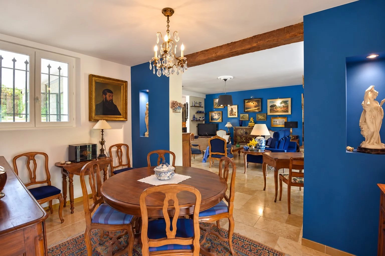Intérieur d'une villa à Tourrettes avec salle à manger et salon décorés.