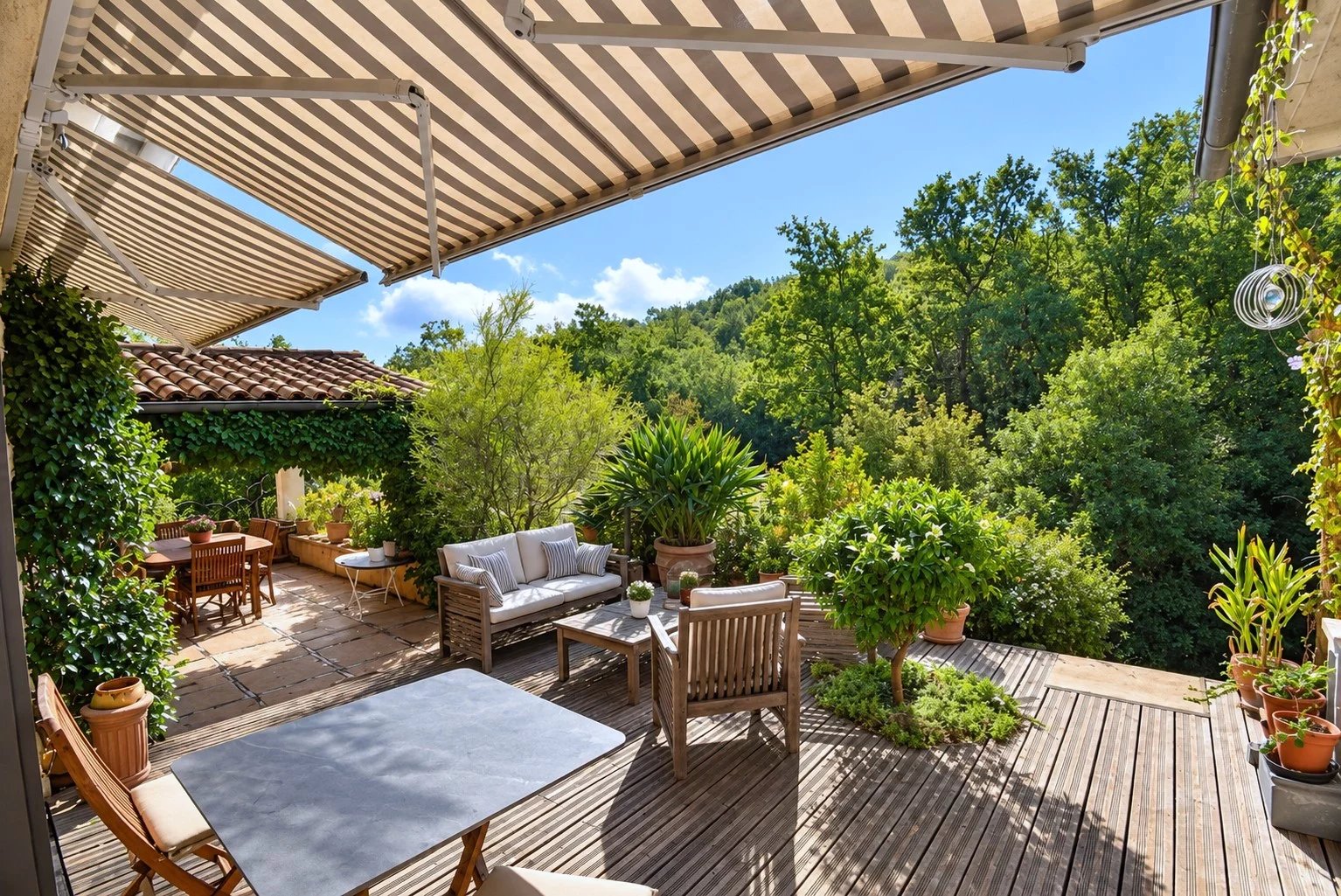 Terrasse en bois avec mobilier de jardin entourée de verdure.
