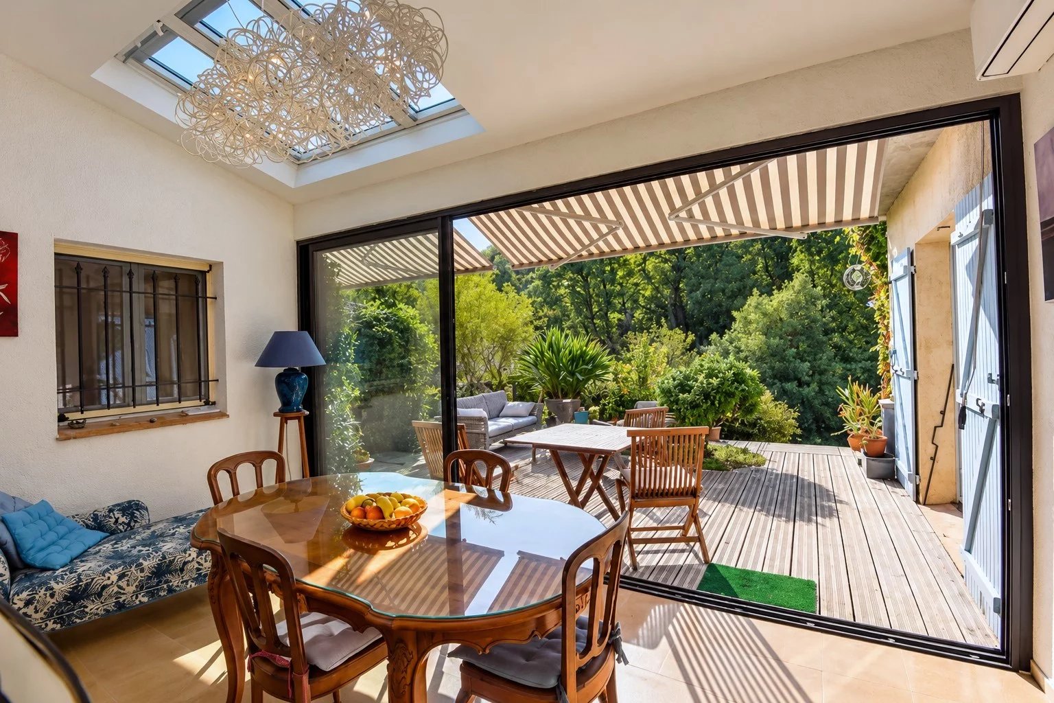 Intérieur d'une villa à Tourrettes avec salle à manger et accès à une terrasse extérieure.