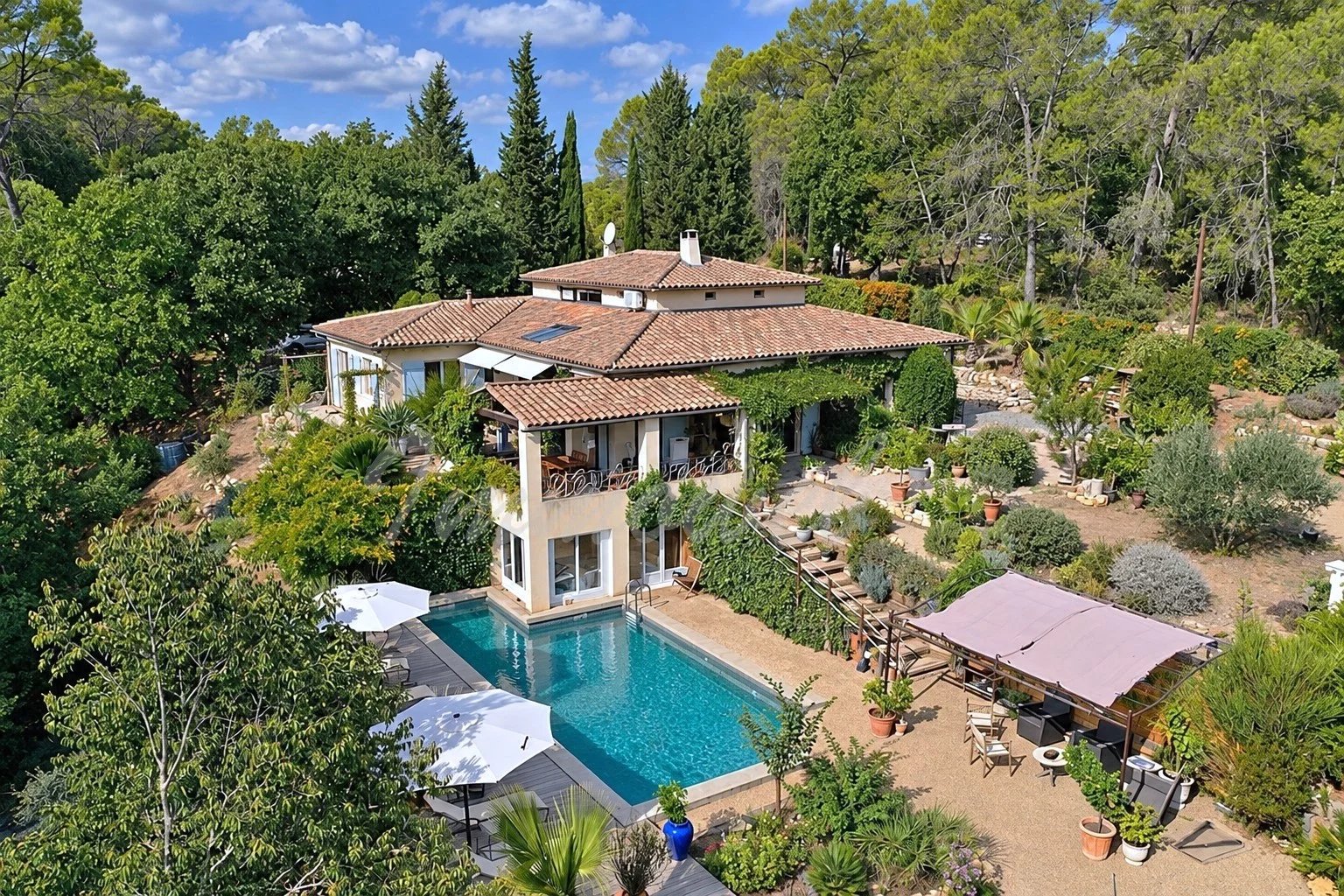 Villa de 220 m² avec piscine et jardin à Tourrettes, vue aérienne.