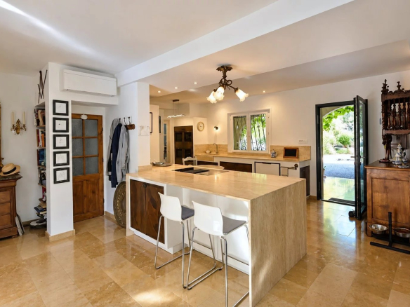 Intérieur d'une villa avec cuisine moderne et espace de vie lumineux.
