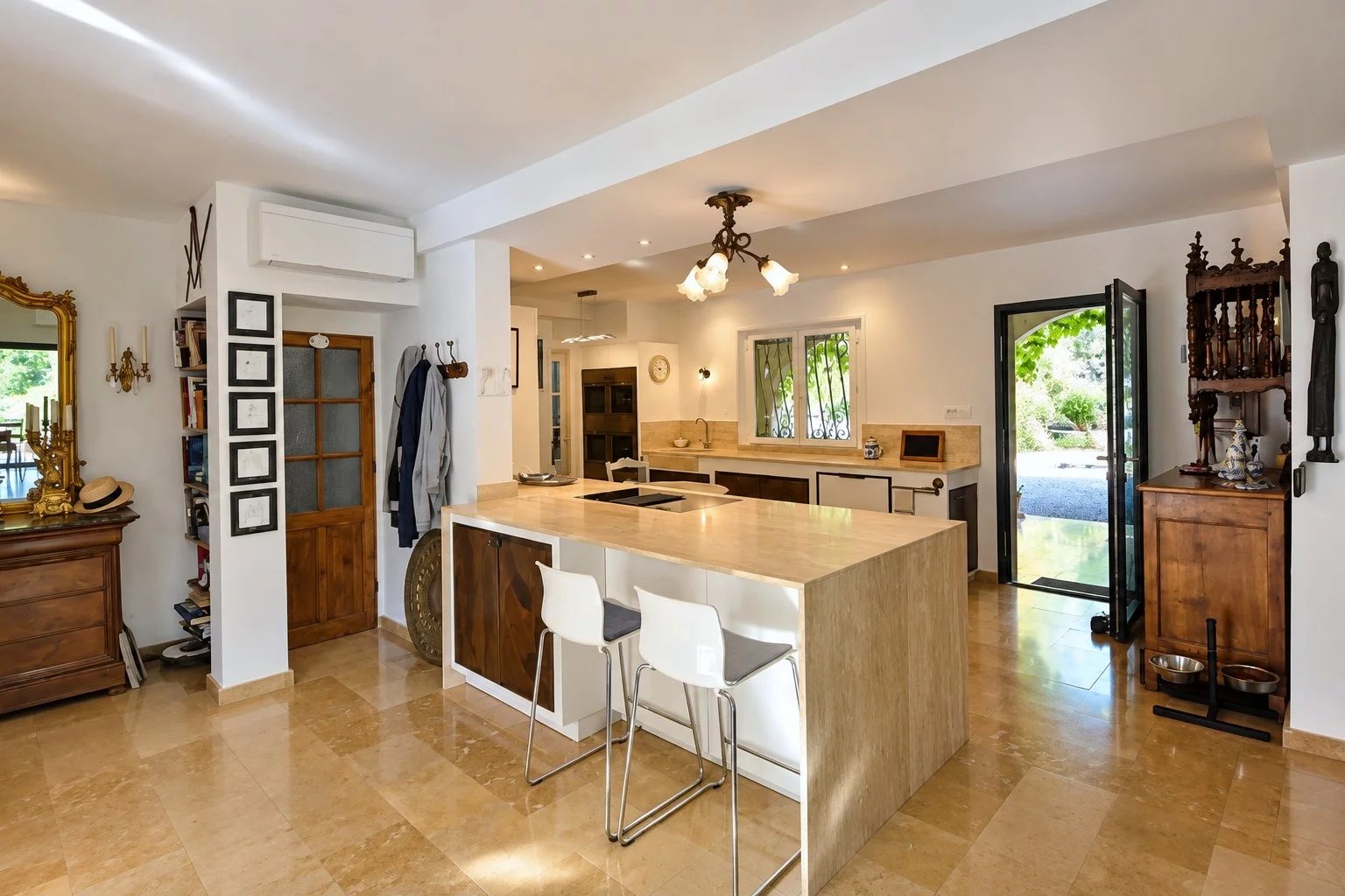 Intérieur d'une villa avec cuisine moderne et espace de vie lumineux.
