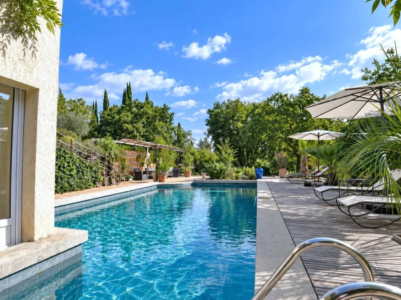Piscine d'une villa avec terrasses et jardin arboré à Tourrettes.