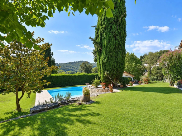 Green garden with swimming pool and trees, property in Callian