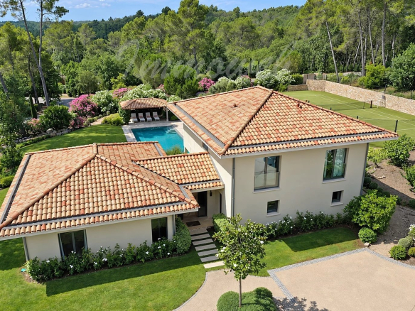 Contemporary villa with swimming pool and tennis court in the Terre Blanche estate in Tourrettes.
