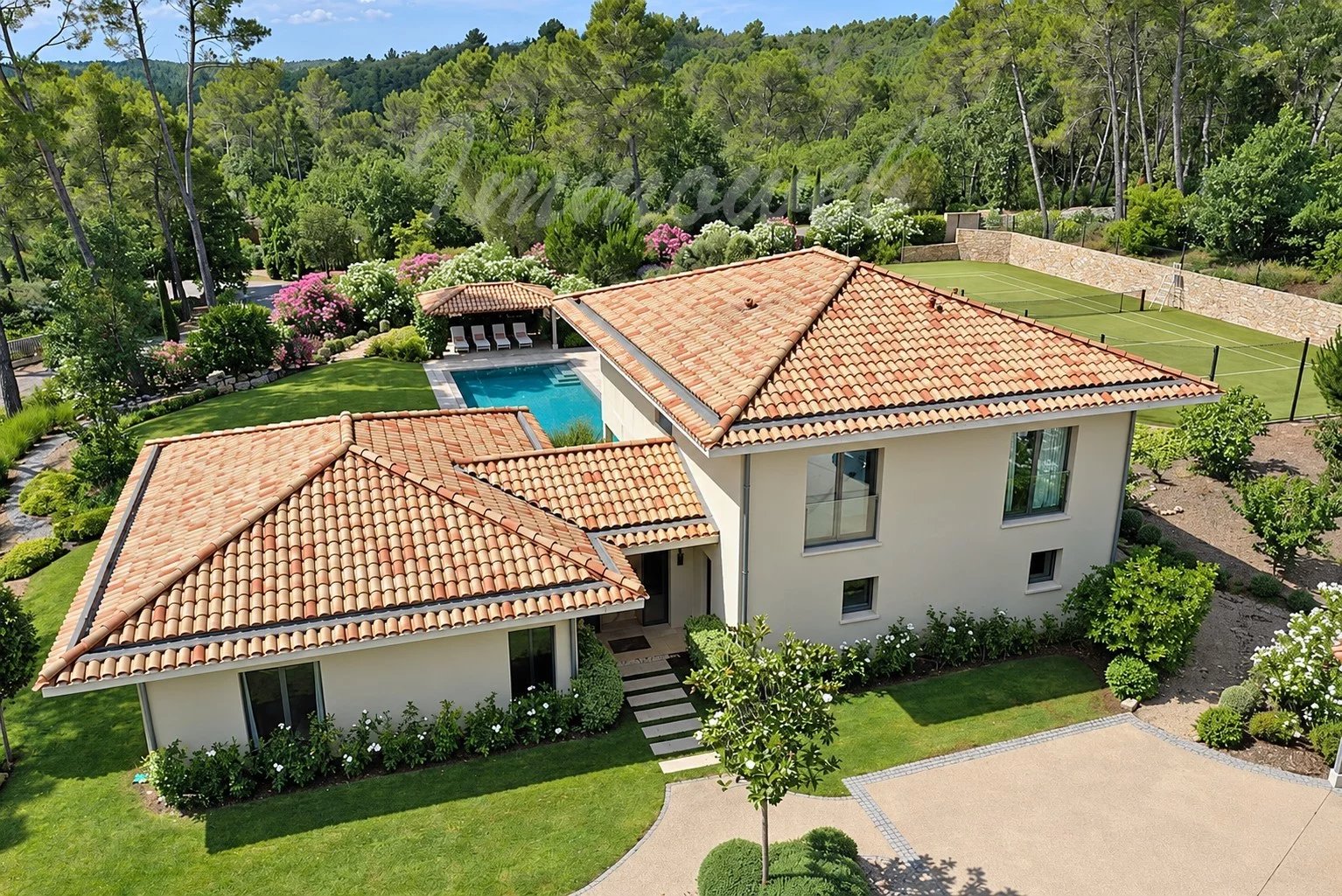 Luxury villa in Terre Blanche Contemporary villa with swimming pool and tennis court in the Terre Blanche estate in Tourrettes.