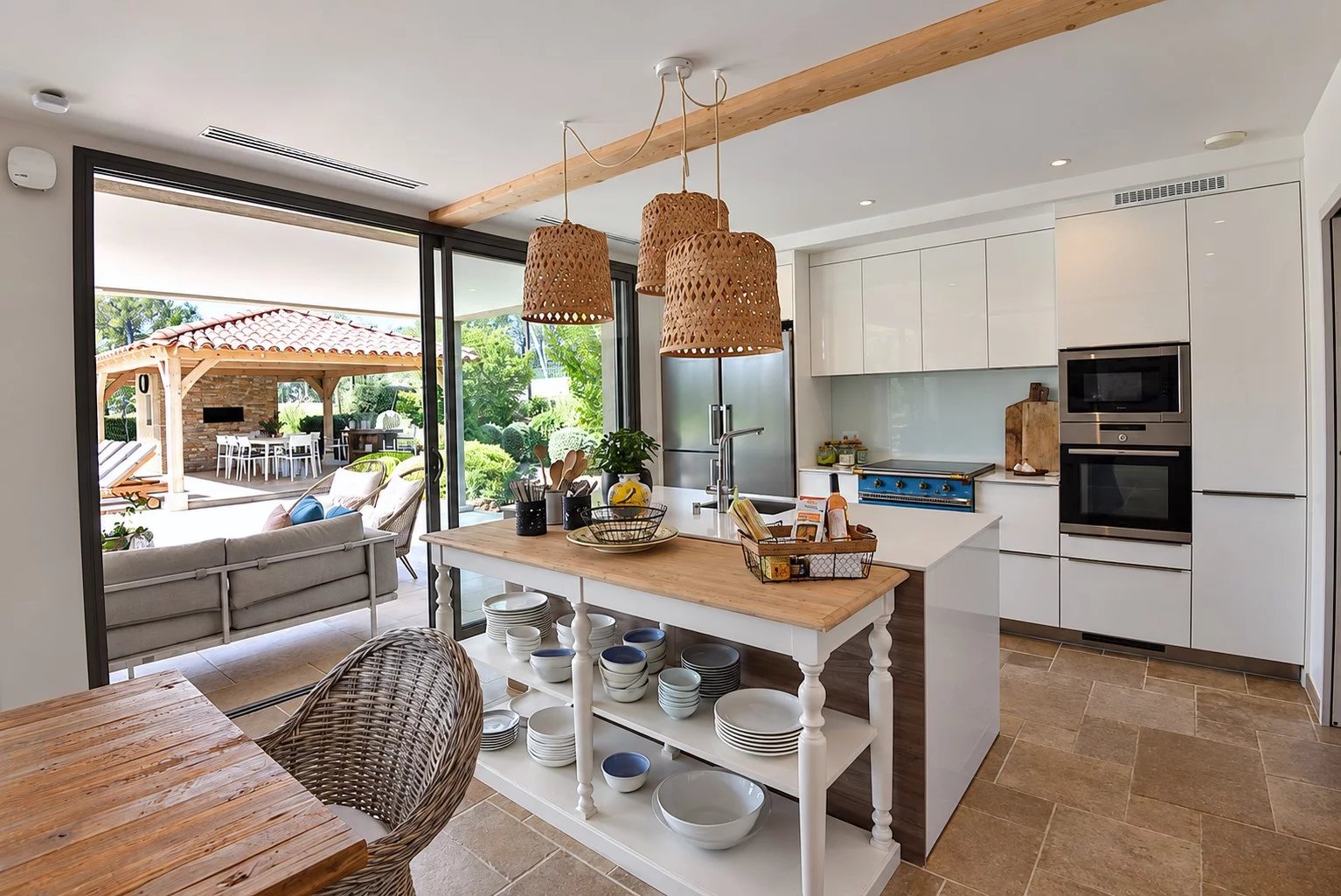 Contemporary kitchen of a villa in Tourrettes Modern and bright kitchen in a luxury villa with access to the outside.