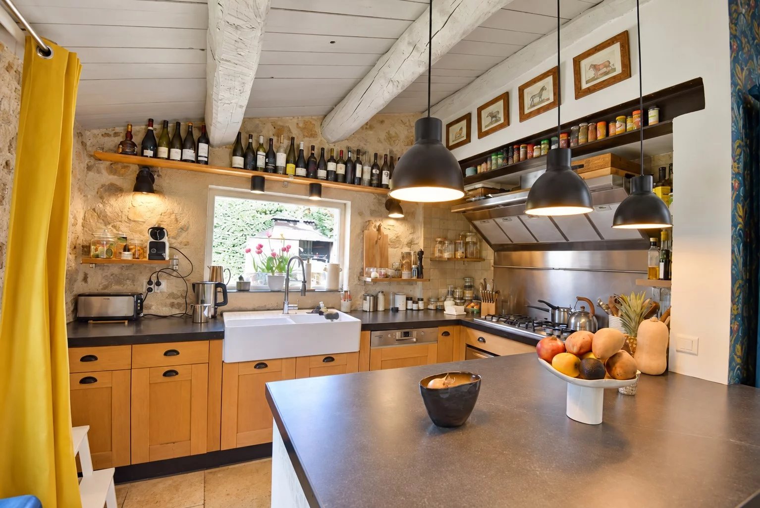 Cuisine d'une maison en pierre à Tourrettes avec plan de travail et rangement.
