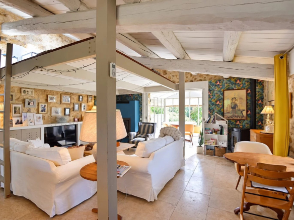 Intérieur d'une maison en pierre avec salon lumineux et décoration provençale à Tourrettes.