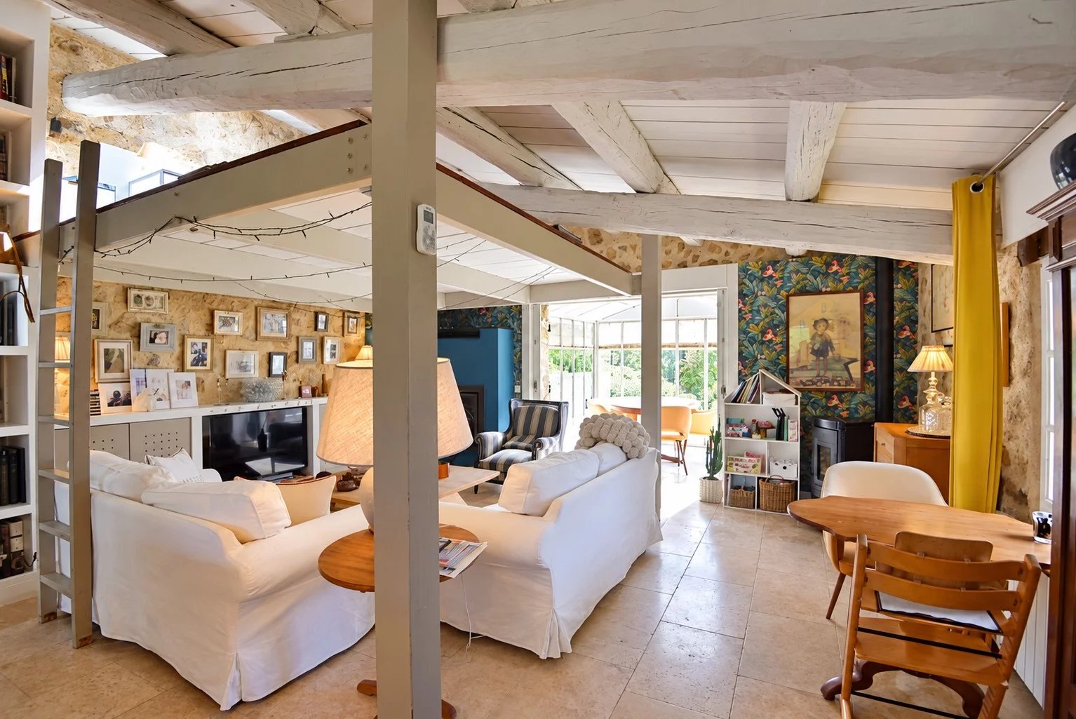 Intérieur d'une maison en pierre avec salon lumineux et décoration provençale à Tourrettes.