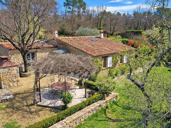 Maison en pierre avec piscine et jardin à Tourrettes, vue extérieure