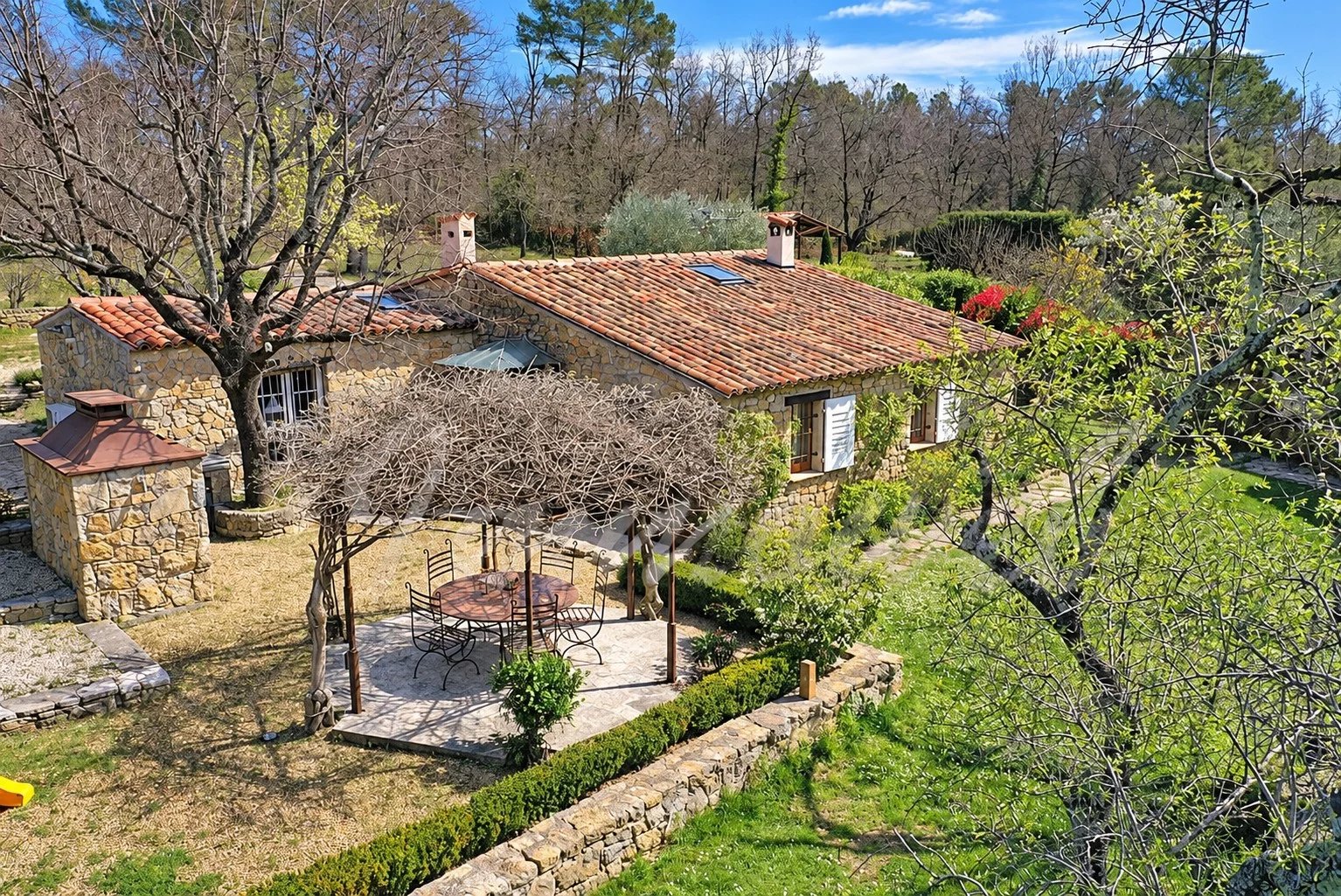 Maison en pierre avec piscine et jardin à Tourrettes, vue extérieure