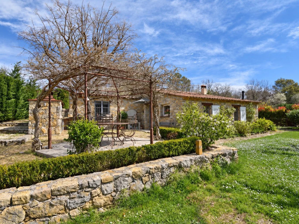 Maison en pierre avec piscine et jardin à Tourrettes, France.