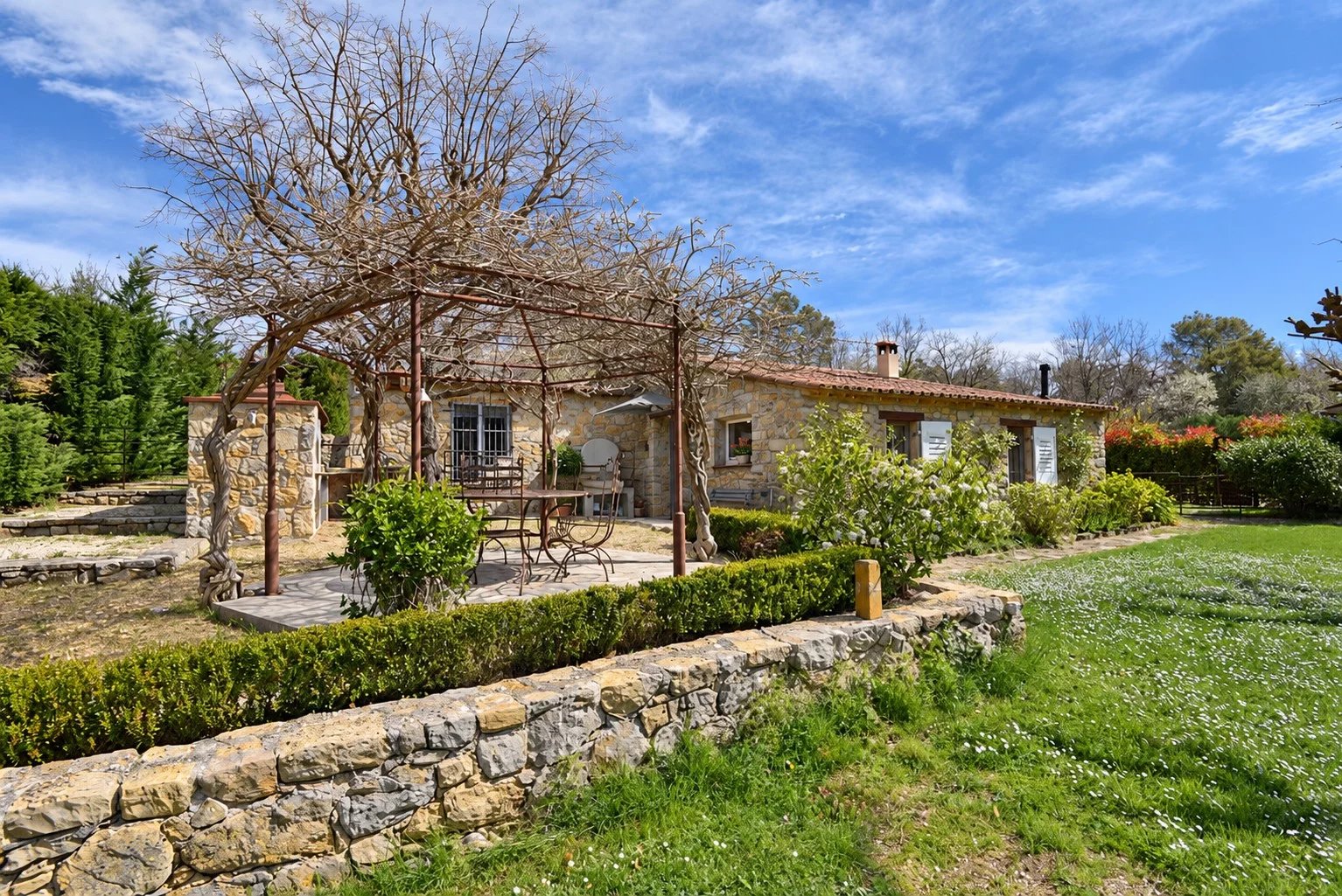 Maison en pierre avec piscine et jardin à Tourrettes, France.