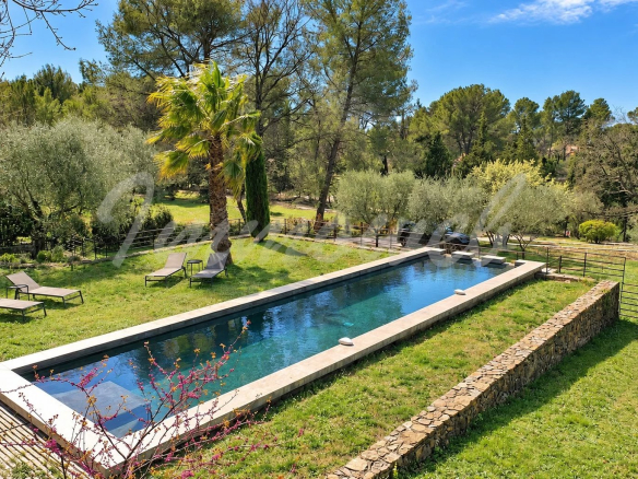 Maison en pierre avec piscine et jardin arboré à Tourrettes, France.