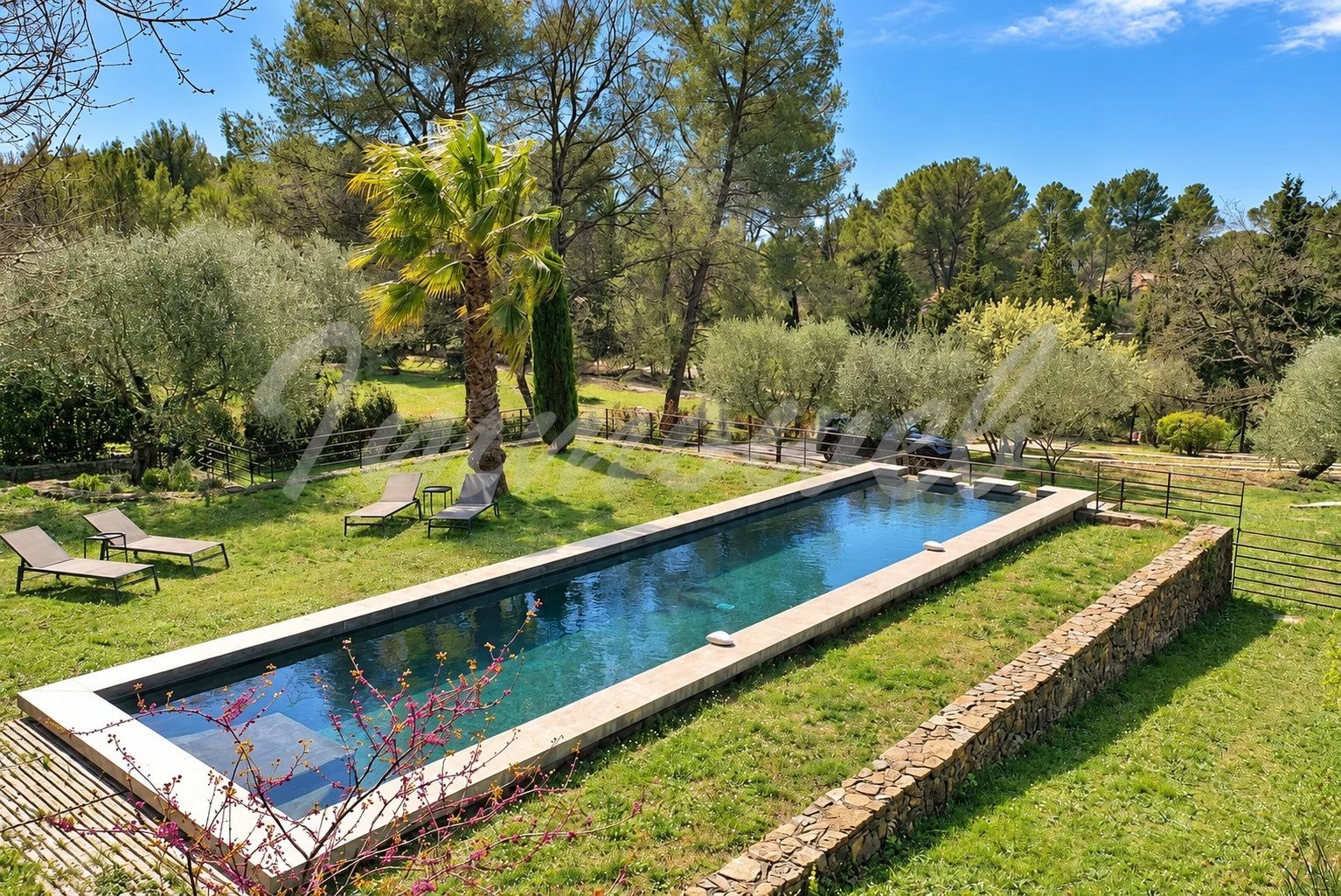 Maison en pierre avec piscine et jardin arboré à Tourrettes, France.