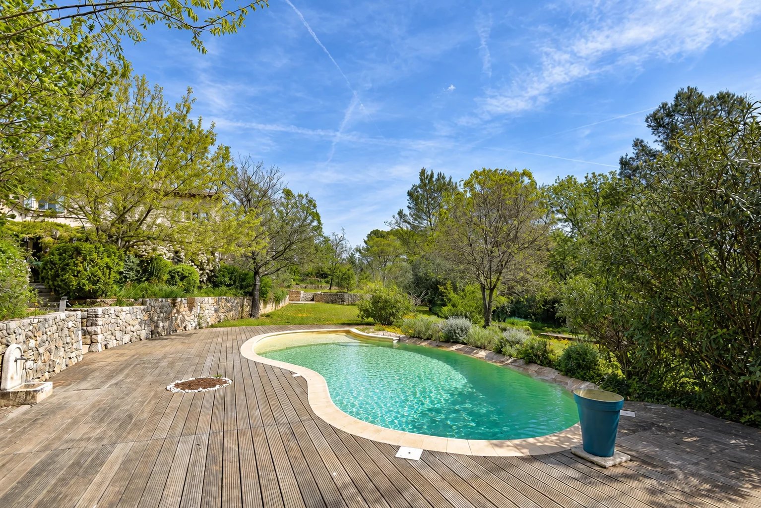 Piscine de la villa provençale à Fayence Vue de la piscine entourée de verdure dans une villa provençale à Fayence.