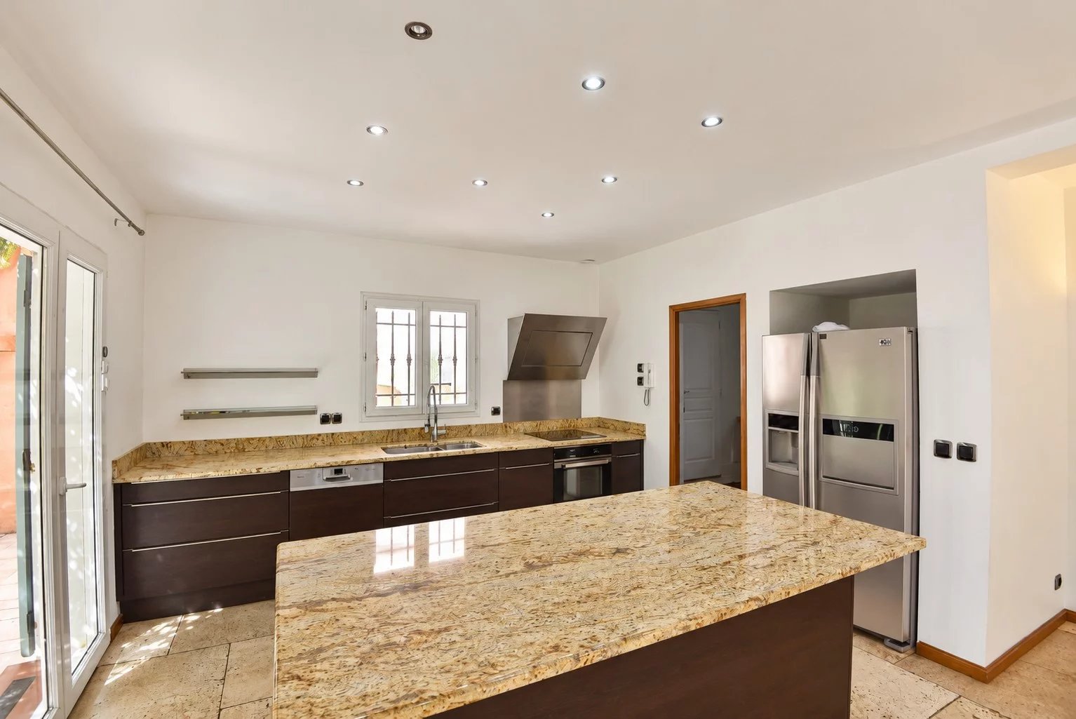 Cuisine de villa provençale à Fayence Cuisine moderne avec plan de travail en granit et appareils électroménagers en inox dans une villa provençale.