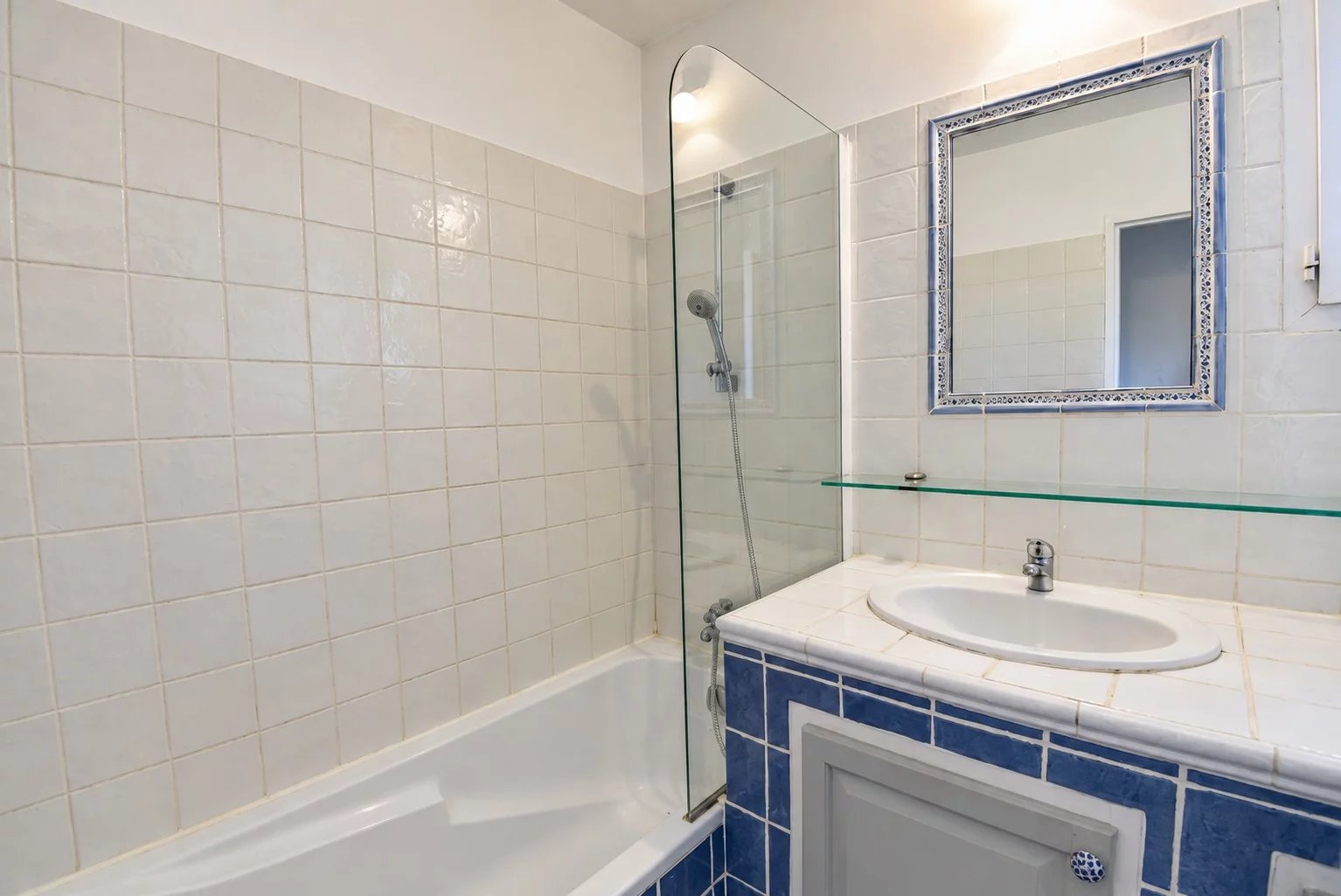 Salle de bain de la villa provençale Salle de bain avec baignoire et douche en verre, carrelage beige et bleu
