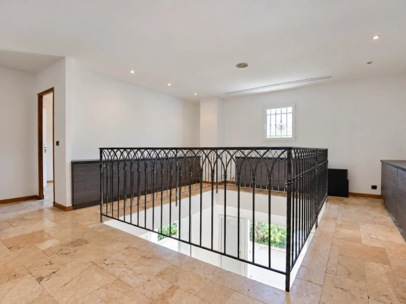 Intérieur d'une villa provençale à Fayence, avec un espace de vie lumineux et un balcon en fer forgé.