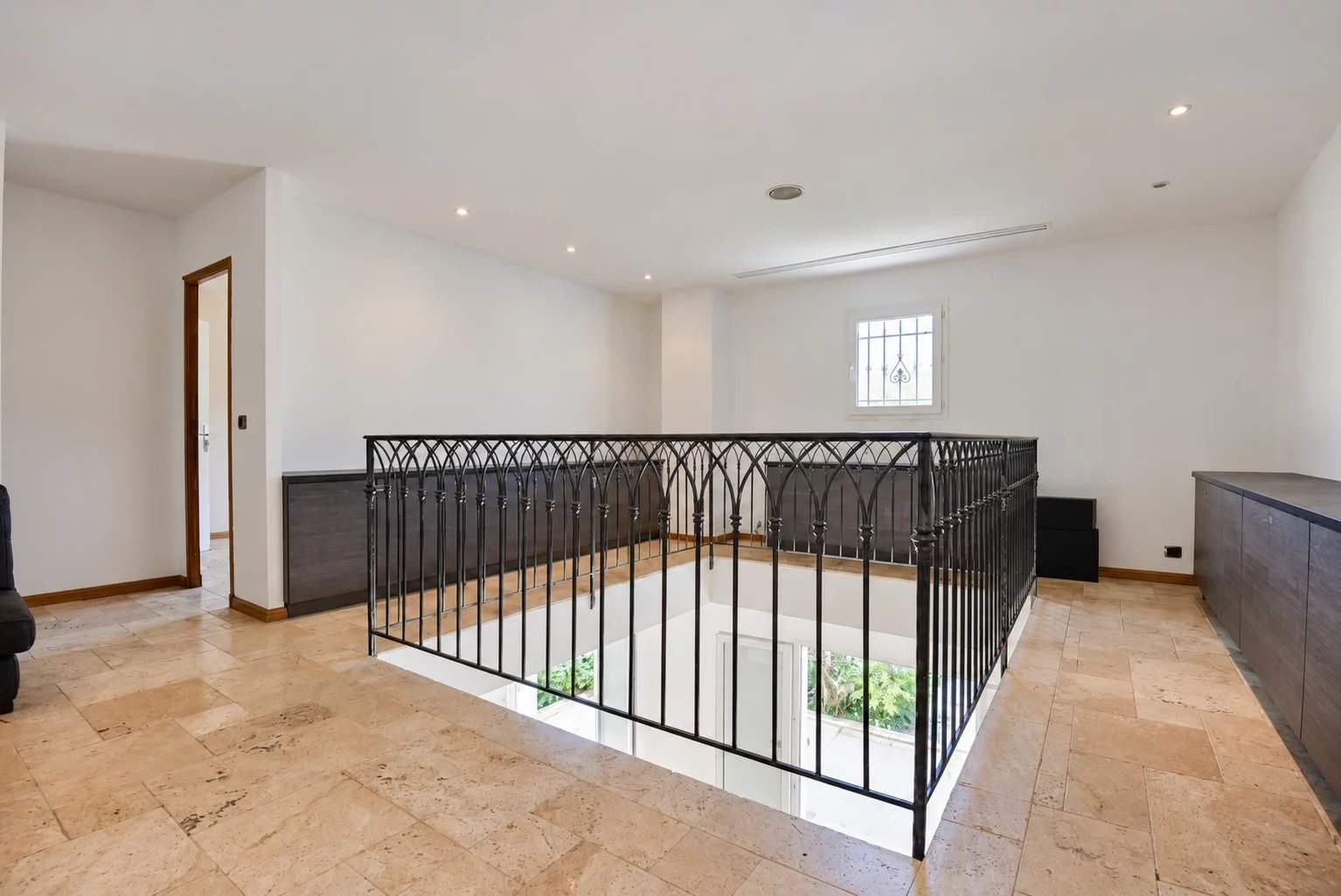 Intérieur de villa à Fayence Intérieur d'une villa provençale à Fayence, avec un espace de vie lumineux et un balcon en fer forgé.