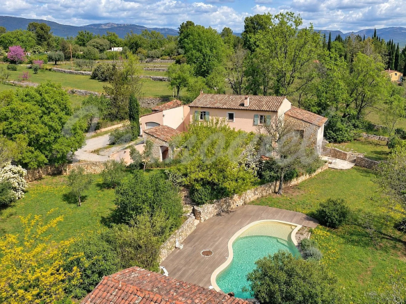Vue aérienne d'une villa provençale avec piscine et jardin arboré à Fayence.