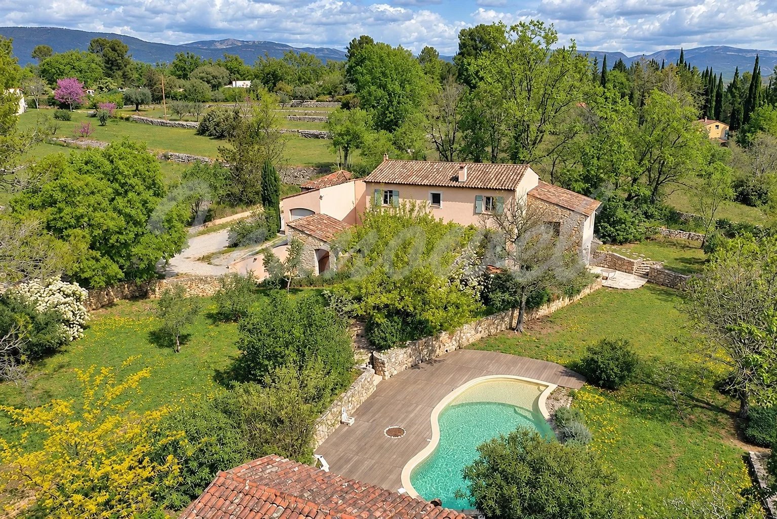 Villa provençale à Fayence Vue aérienne d'une villa provençale avec piscine et jardin arboré à Fayence.