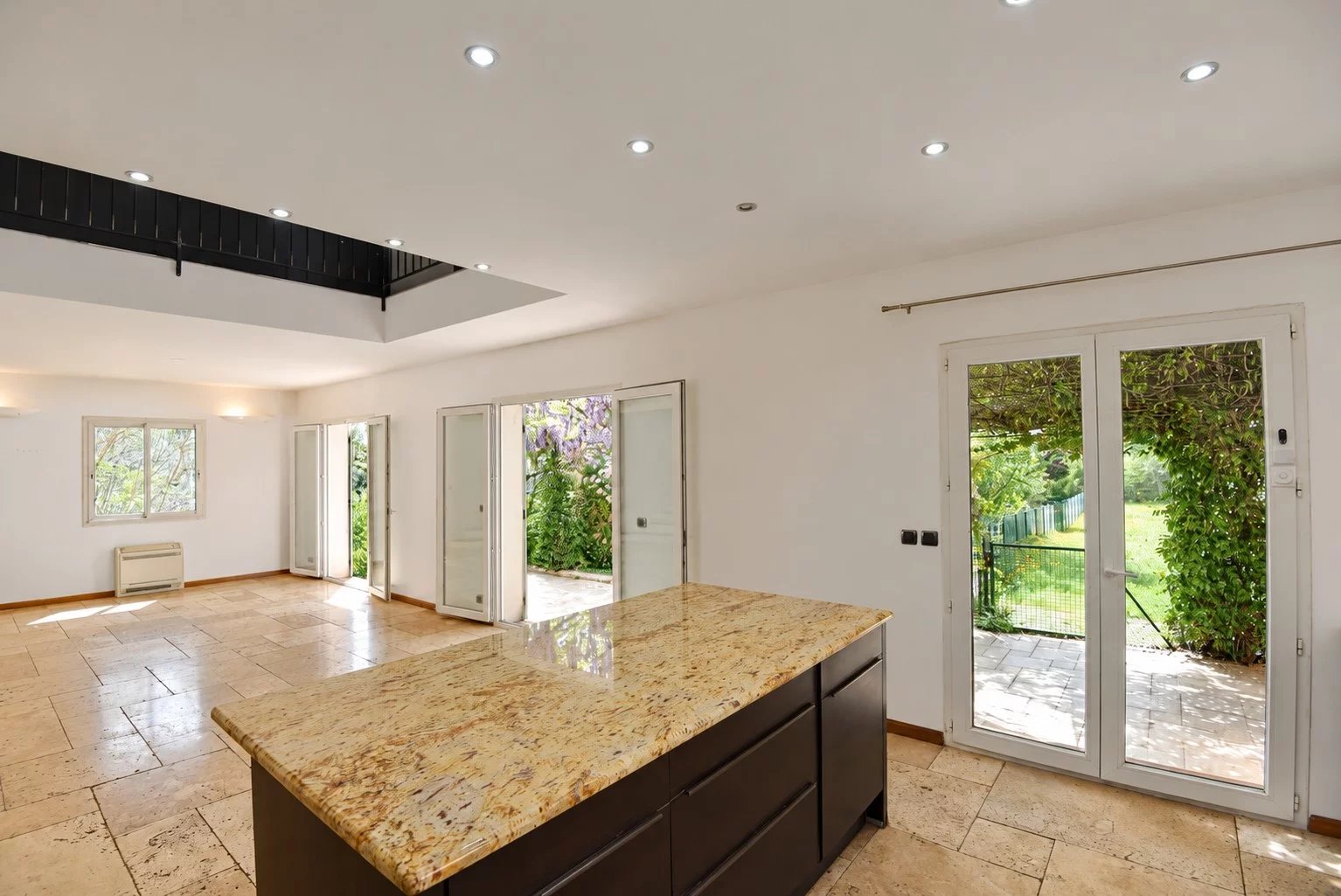 Intérieur de la villa à Fayence Intérieur d'une villa provençale avec cuisine ouverte et accès au jardin.
