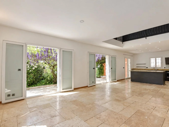 Intérieur d'une villa provençale avec séjour spacieux et cuisine ouverte, lumière naturelle