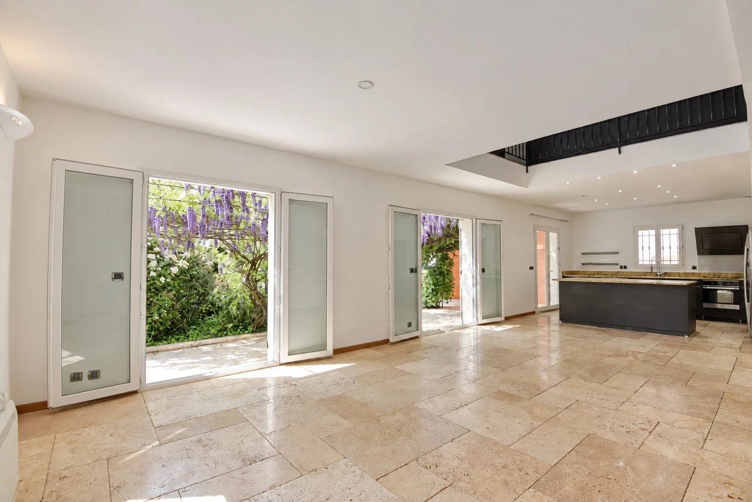 Intérieur d’une villa provençale Intérieur d'une villa provençale avec séjour spacieux et cuisine ouverte, lumière naturelle