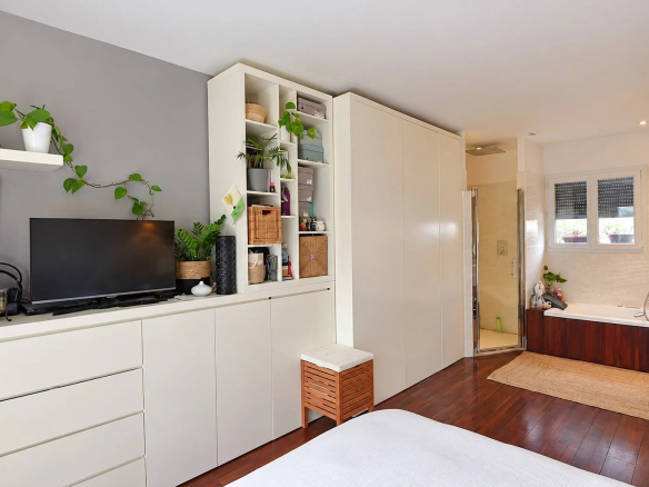 Chambre d'une villa à Saint-Paul-en-Forêt avec mobilier moderne et salle de bain attenante.