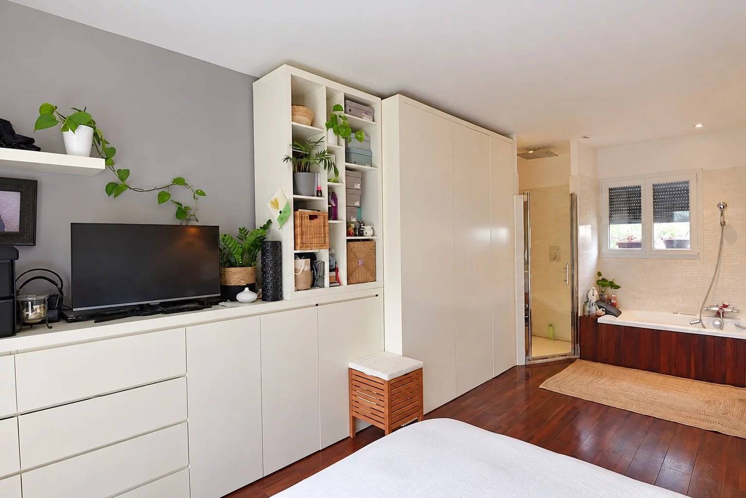 Chambre de villa à Saint-Paul-en-Forêt Chambre d'une villa à Saint-Paul-en-Forêt avec mobilier moderne et salle de bain attenante.