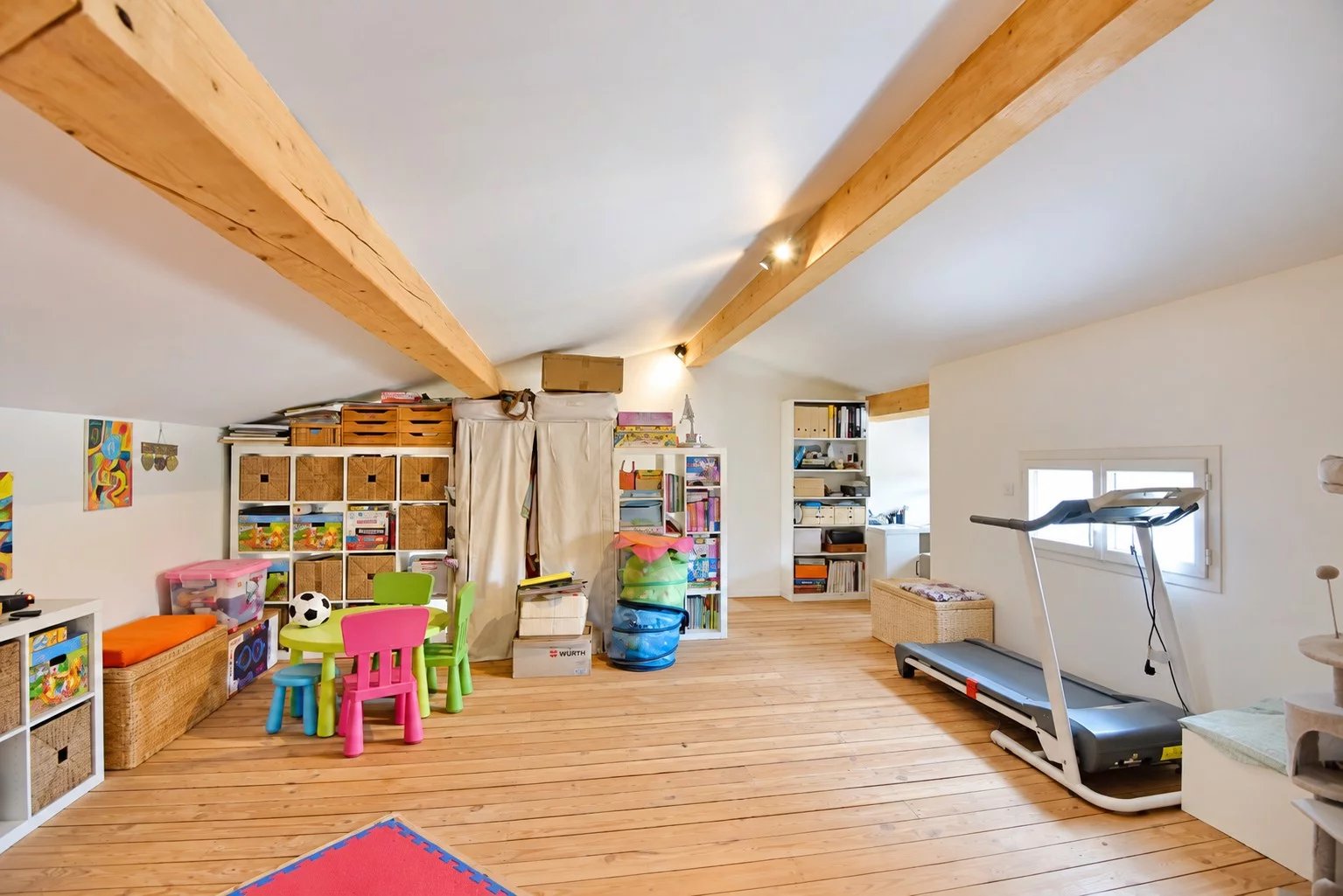 Intérieur de la villa à Saint-Paul-en-Forêt Intérieur d'une villa avec poutres apparentes, espace de jeux et équipements de sport.