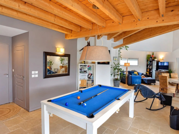Intérieur d'une villa à Saint-Paul-en-Forêt avec un séjour cathédrale et une table de billard.