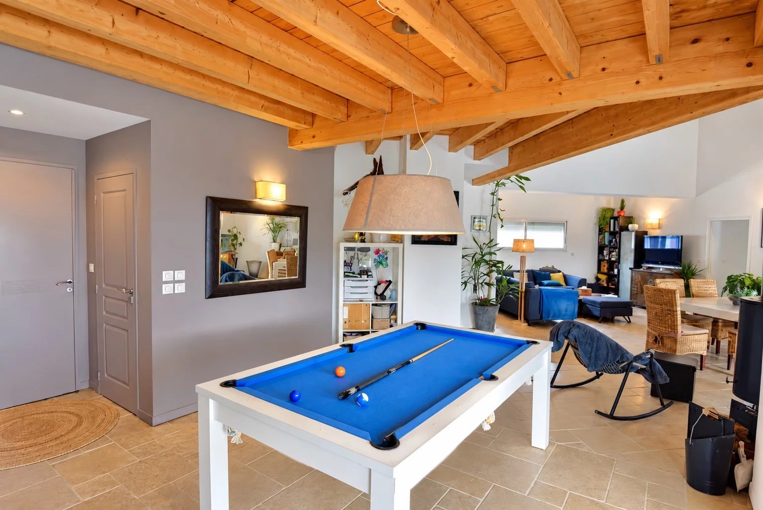 Intérieur d’une villa à Saint-Paul-en-Forêt Intérieur d'une villa à Saint-Paul-en-Forêt avec un séjour cathédrale et une table de billard.