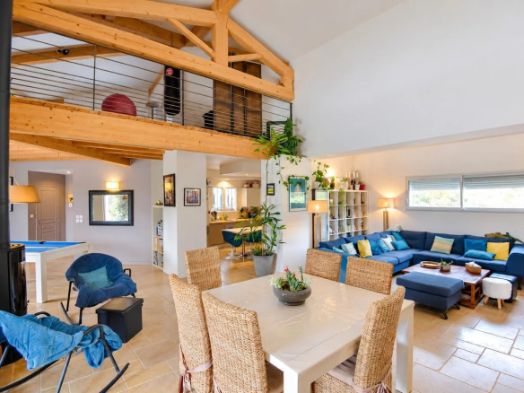 Intérieur d'une villa à Saint-Paul-en-Forêt avec séjour cathédrale et mobilier moderne.