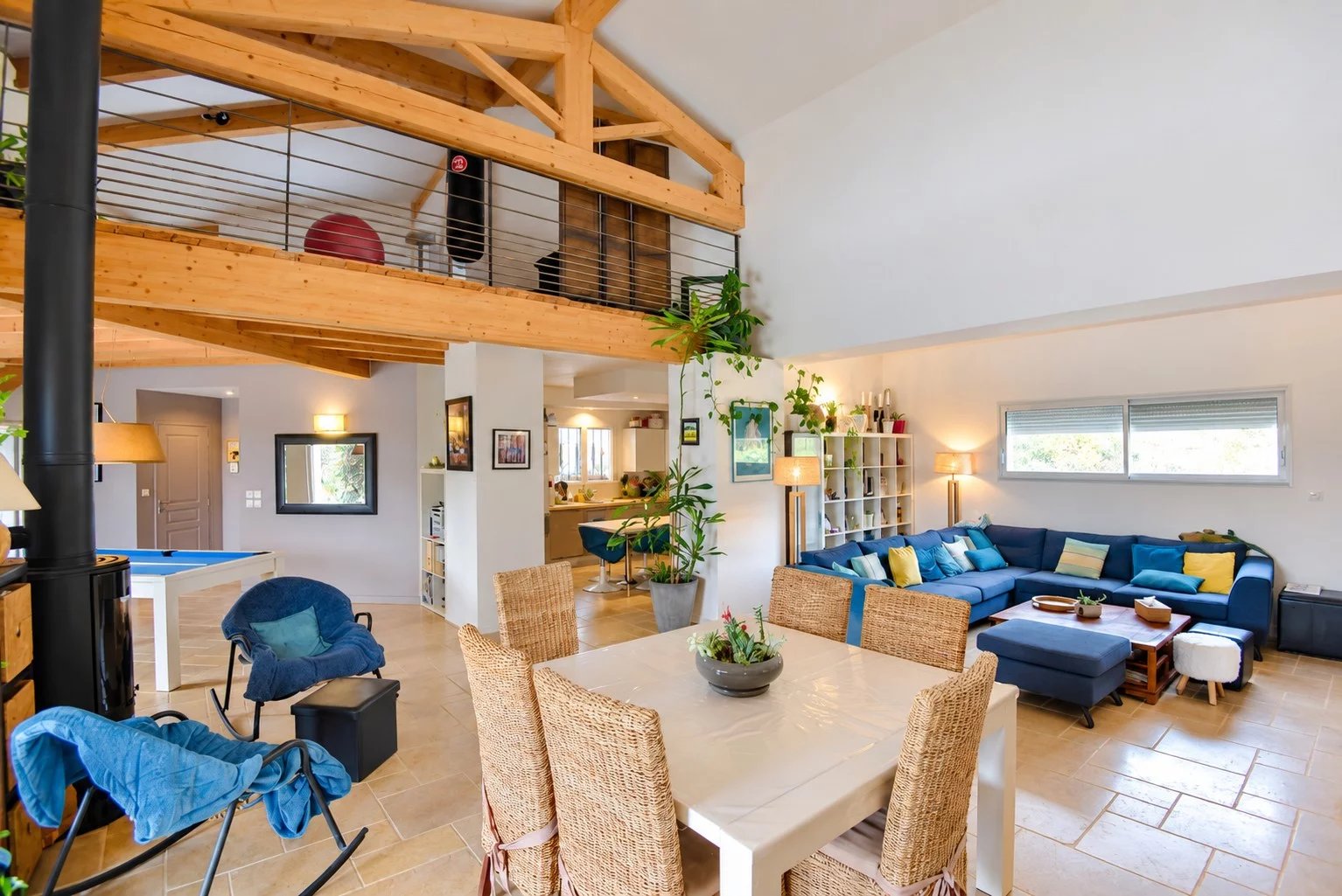 Intérieur de villa avec séjour cathédrale Intérieur d'une villa à Saint-Paul-en-Forêt avec séjour cathédrale et mobilier moderne.