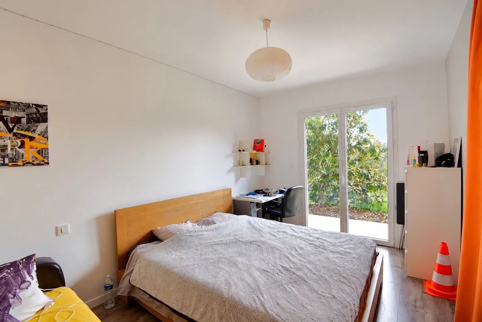 Chambre dans une villa à Saint-Paul-en-Forêt Chambre d'une villa à Saint-Paul-en-Forêt avec lit double et accès à l'extérieur.