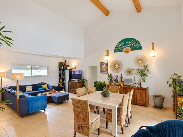Intérieur d'une villa à Saint-Paul-en-Forêt avec un séjour cathédrale et un espace salon.