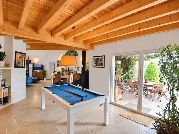 Intérieur d'une villa à Saint-Paul-en-Forêt avec un séjour cathédrale et une table de billard.