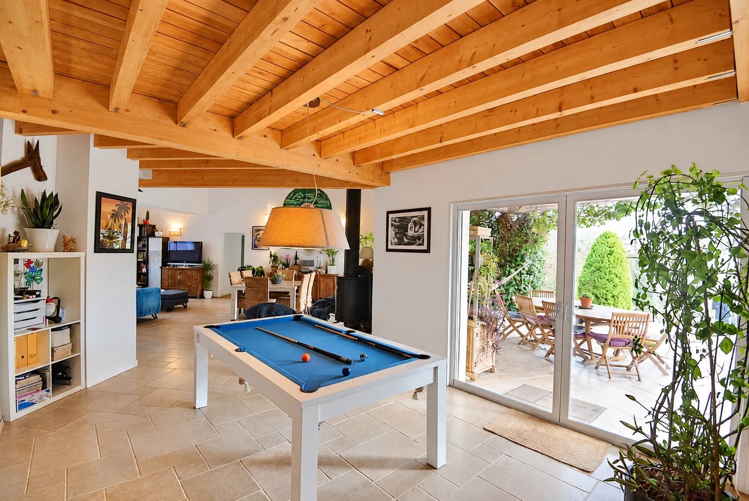 Séjour cathédrale d’une villa à Saint-Paul-en-Forêt Intérieur d'une villa à Saint-Paul-en-Forêt avec un séjour cathédrale et une table de billard.