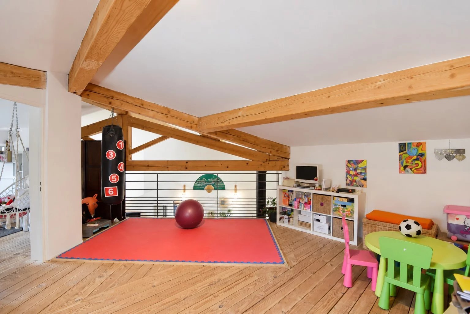 Intérieur de villa avec mezzanine Intérieur d'une villa à Saint-Paul-en-Forêt avec poutres apparentes et espace de jeux.