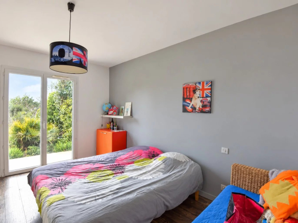 Chambre avec lit double, décoration moderne et accès à l'extérieur, Saint-Paul-en-Forêt.