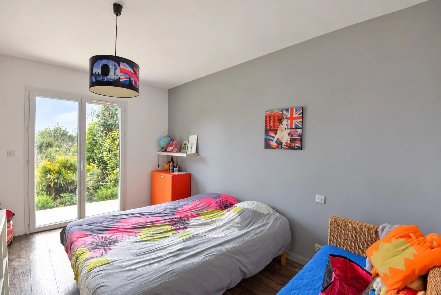 Chambre moderne à Saint-Paul-en-Forêt Chambre avec lit double, décoration moderne et accès à l'extérieur, Saint-Paul-en-Forêt.